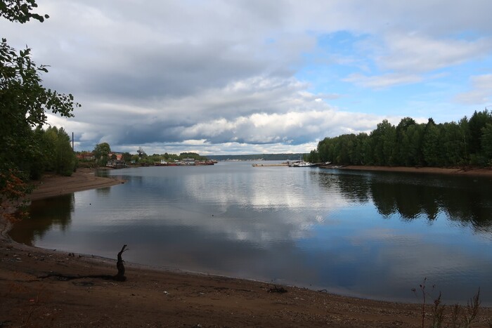 Залив с ржавеющими пароходами у неработающего судоремонтного завода всё также красив