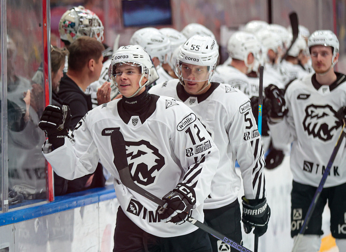 «Хороший пас от Володи Ткачёва — мне оставалось только замкнуть». Александр Рыков о дебютной шайбе в КХЛ