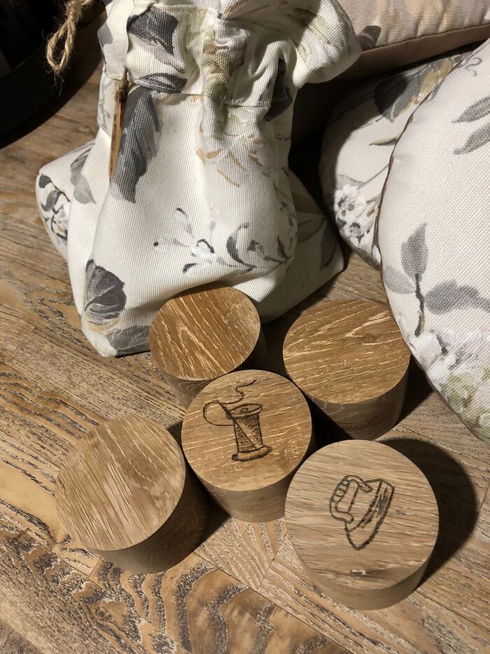 грузики для прижима ткани из натурального дерева (дуб) от 170гр. до 250гр. (+- 3 гр.). Цилиндрические- 5шт., кубики-4 шт. комплект.