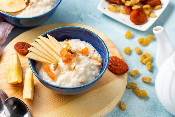 Рисовая каша с сухофруктами и яблоком