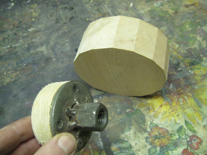 Фото 5.  Соберем деревянную подставку отражателя из двух частей – подошвы и стойки. Заготовки для них подобрать проще. На фото – заготовка подошвы, кусок сухой нетонкой березовой доски со слегка скругленными на торцевой пиле краями.