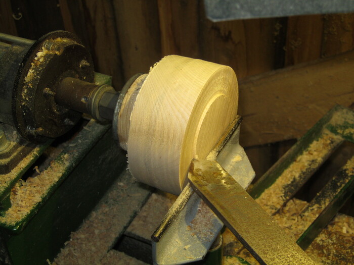 Фото 6. Оболваниванием и торцуем заготовку используя резец для точения поперек волокон, отрезаем нужную толщину.