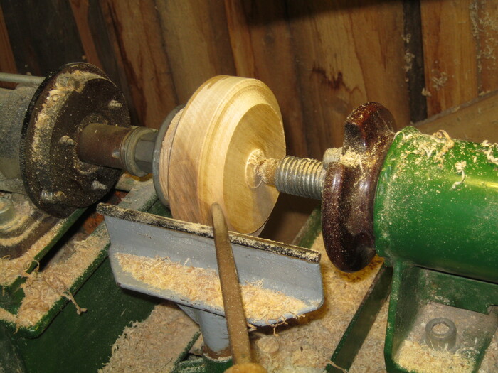 Фото 7. Срезанную заготовку переворачиваем - слегка приклеиваем торцованной частью, дном и протачиваем лицевую часть. Шлифуем несколькими номерами наждачки со сменой направления вращения.