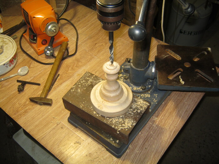 Фото 10. Собрал деревянную подставку с капелькой столярного ПВА, на станке просверлил спиральным сверлом по дереву глубокое глухое отверстия для замуровывания проволочной рамки.