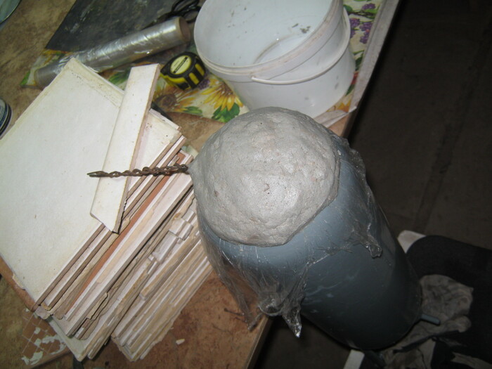 Фото 15. Импровизированную форму обернул нетолстым полиэтиленом и вылепил нижний слой, уложил на него проволочную рамку и залепил её.