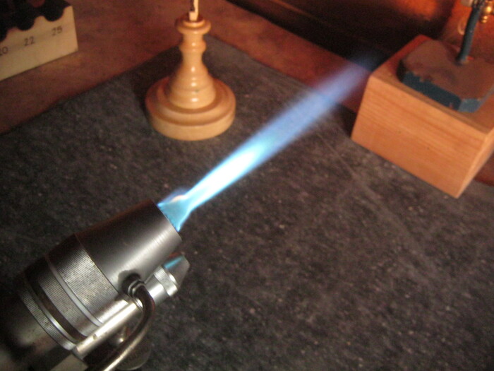 Фото 17. Свободный факел большой настольной «пушки». Работает на парах бензина и воздухе.