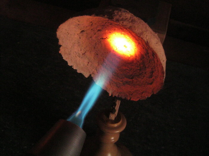 Фото 18. Факел горелки ограничен отражателем пламени.