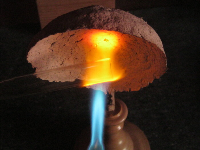 Фото 19. Разогрев заготовки – стеклянной трубки Ø18 мм с применением отражателя. Как и предполагалось, происходит ровнее и ощутимо быстрее. Теперь получаются некоторые операции недоступные ранее, другие удаются лучше.