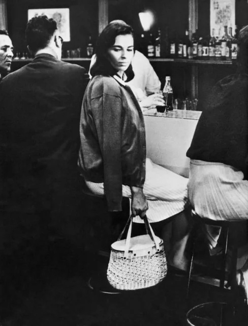 Кадр из "Битвы за Алжир" показывает момент закладки бомбы террористкой в одном из баров Алжира