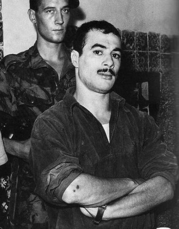 Ясеф Саади после захвата французскими парашютистами. Несмотря на все свои деяния, он избежал ответственности и даже сыграл самого себя в фильме "Битва за Алжир"