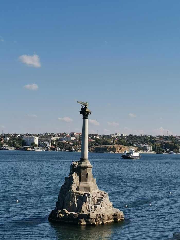 Всем привет, ребята. Недавно был в Севастополе на экскурсии и наконец-то посетил тот самый памятник затопленным кораблям. Очень красиво.