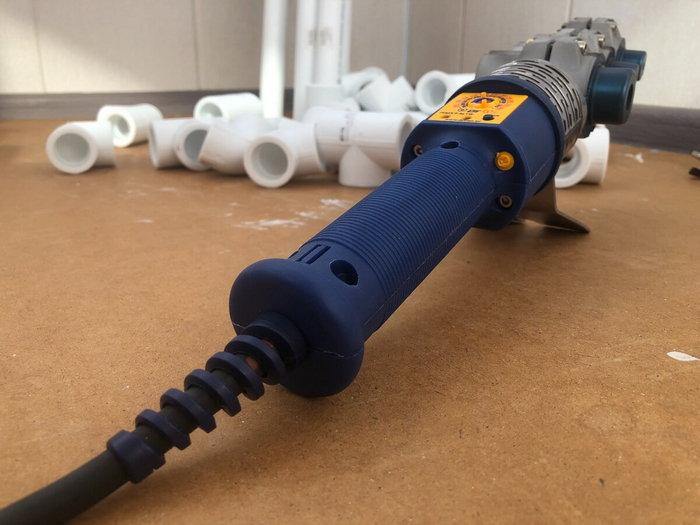 Если некоторым людям сказать, что просто сварочник для полипропиленовых труб и фитингов может стоить 40 000 рублей, некоторые тоже не поверят. Фото автора