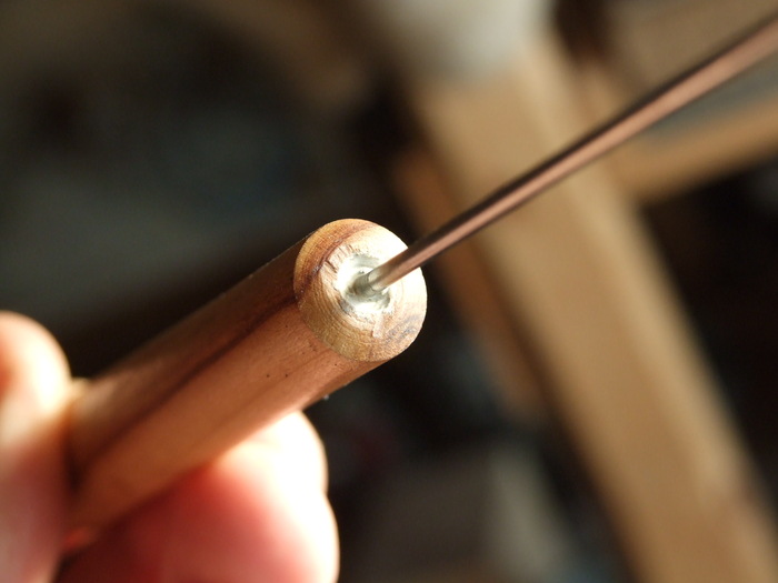 Фото 8. Место вклеивания металла в дерево.