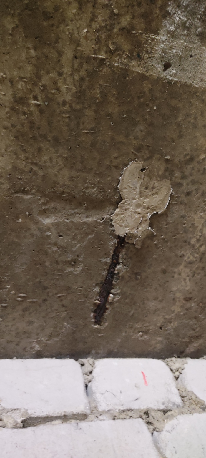 Плита номер три. Оголилась арматура в задней части гаража 2