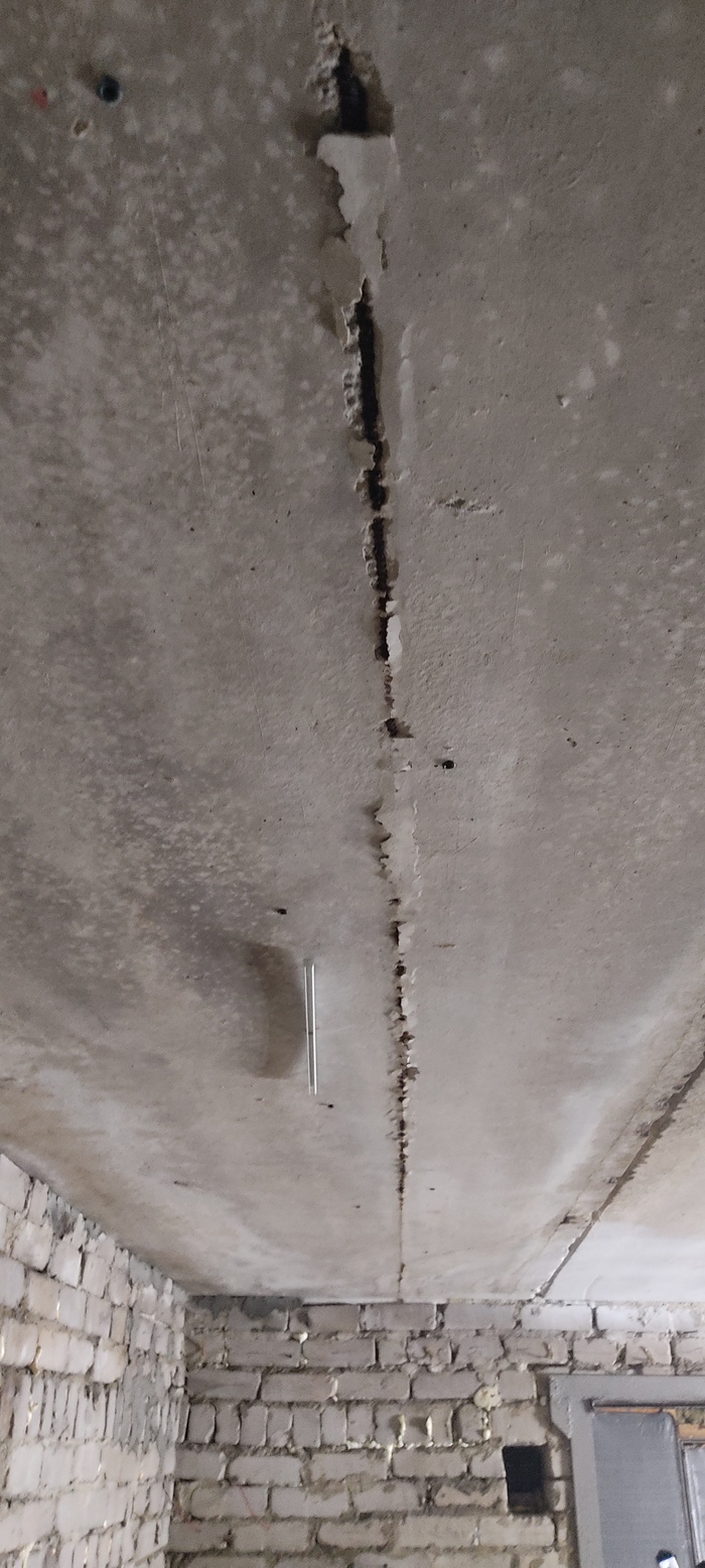 Плита номер четыре. Оголилась арматура почти во всю длину самой плиты.