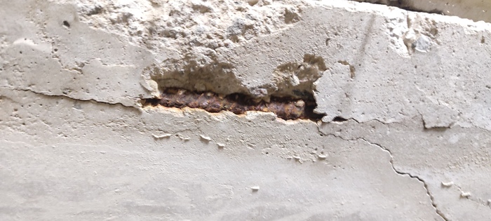 Плита номер четыре. Арматура крупным планом, видно диагональную трещину. Трещина по диагонали начинается примерно в метре от лицевой части гаража