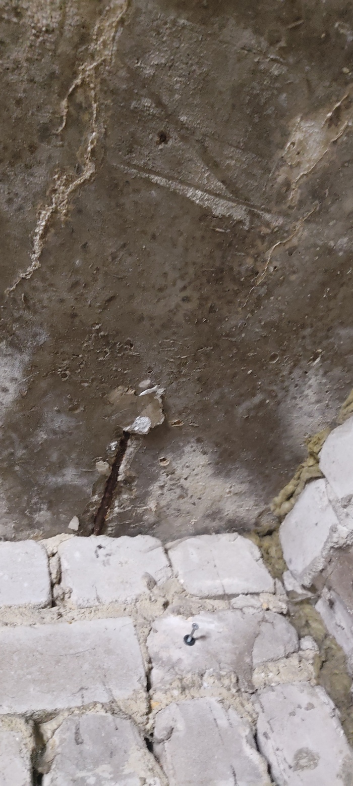 Плита номер четыре. Оголилась арматура в задней части гаража