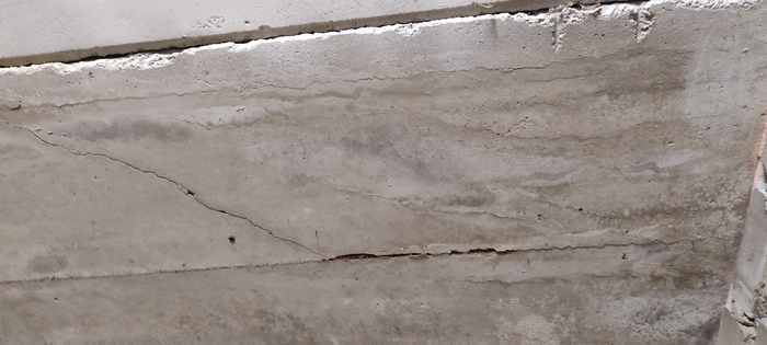 Плита номер четыре. Диагональная трещина с другого ракурса.