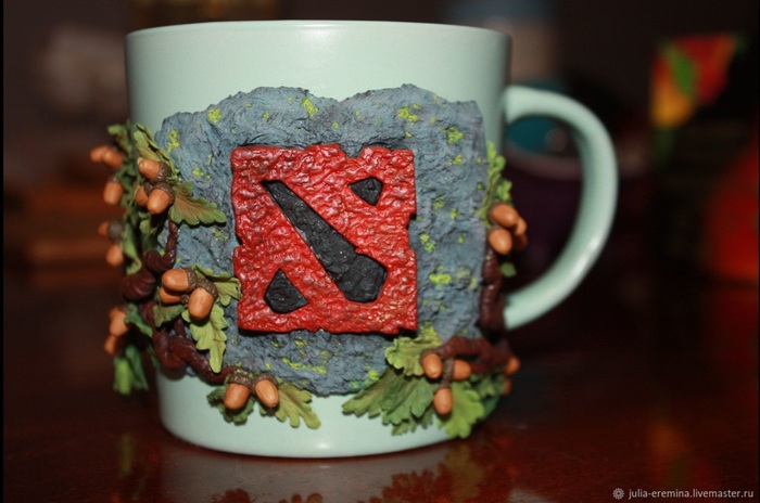 На обратной стороне значок Dota 2)