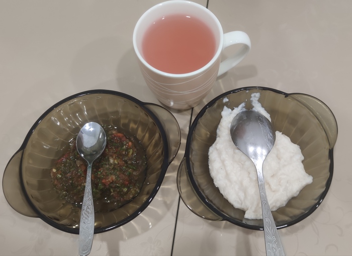 Обычный обед. 100 г салата, 150 г второго, кисель. В качестве второго рис и курица