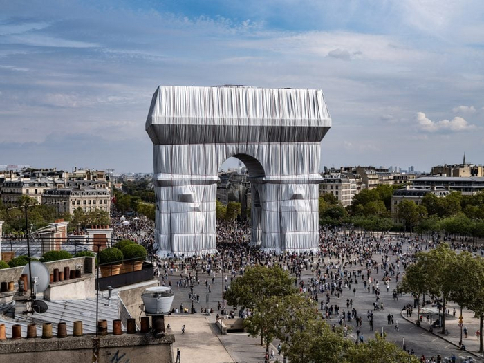 Два года назад Триумфальную арку в Париже «упаковали» в полиэтилен. Что теперь будет с материалом? Экология, Франция, Париж, Пластик, Искусство, Переработка мусора, Длиннопост
