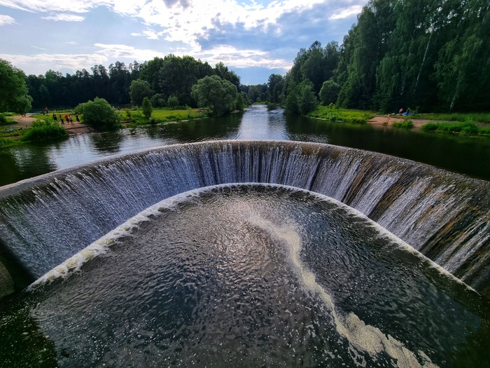 На фото просто красивый слив, сама ГЭС рядом.