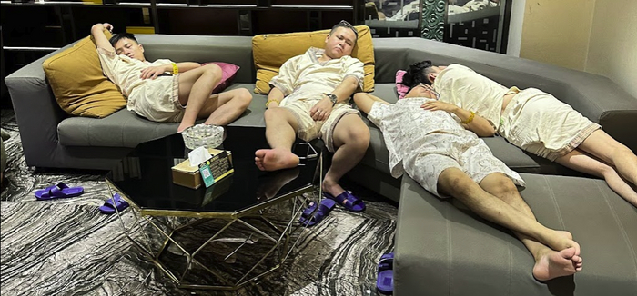 Китайцы отдыхают в свободной зоне бани