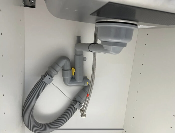 Гофра под мойкой – еще терпимо, в случае чего – она легко доступна. Обратите внимание, как здесь все грамотно расположено, пространство свободно под для хранения. Но такой сифон сейчас, скорее всего, вы не купите. Фото автора