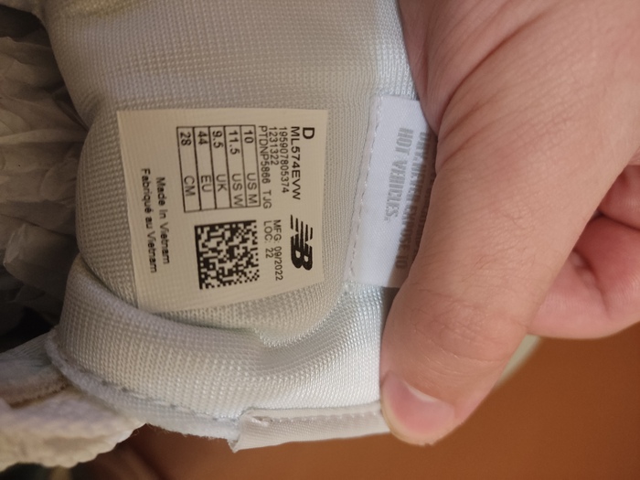 Кстати, qr-код на кроссовке не считывается, но тому, возможно, есть объективное объяснение