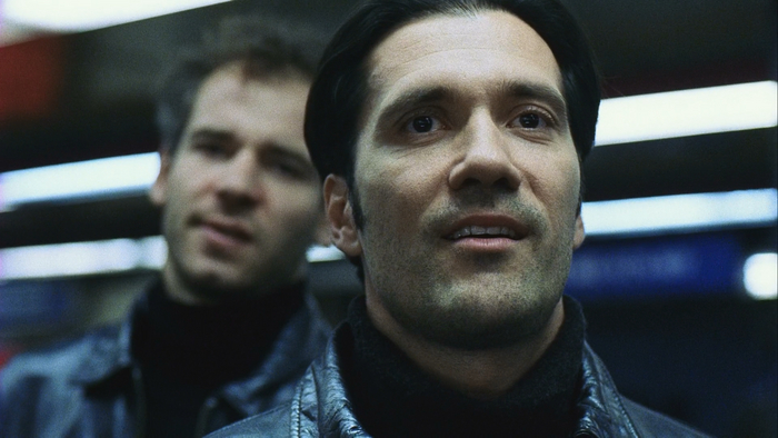 В конце «побегушек» между Бульчу и Гонзо, когда последнего почти догоняет поезд, использовались каскадёры. Никаких визуальных эффектов в этой сцене не использовали.