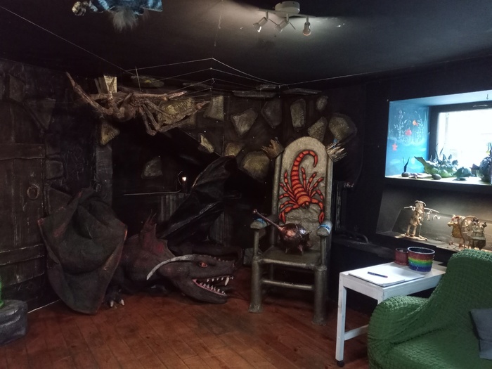 Уголок дракона) И огромный паук на потолке. Как сказала девушка подмастерья, в музее много пауков, даже сами хозяйки не могут назвать их точное количество, мне хватило этого одного)