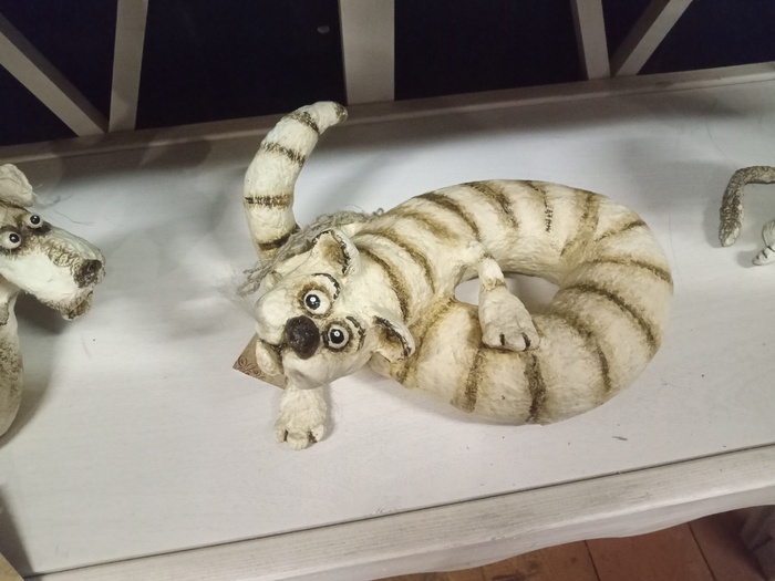 Кошка гуляет сама по себе.