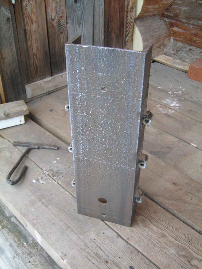 Фото 6. Места крепления стяжек – 6 шт. из приваренных гаек, два оставшихся – отверстия, сверху и снизу пакета электродов.