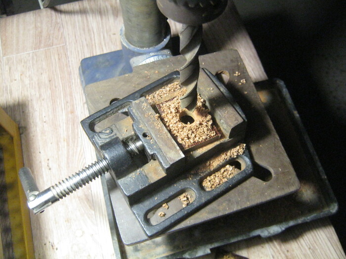 Фото 18. Сверление текстолитовых заготовок. Чтобы при вероятном закусывании толстого сверла при выходе, не вырвало из рук заготовку – ставил ее в станочные тиски.