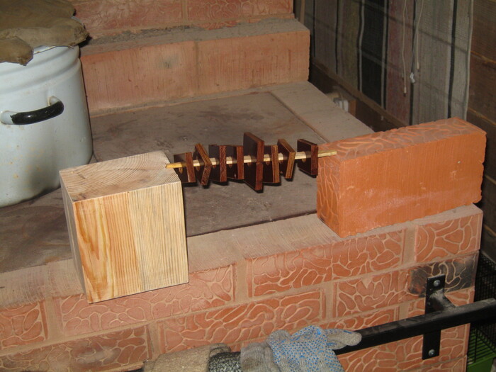 Фото 20. Сушка пропитанных изоляторов на печи мастерской.