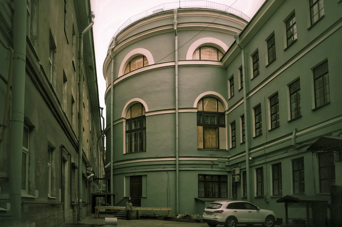 Невский 20, церковь вдвинута во двор