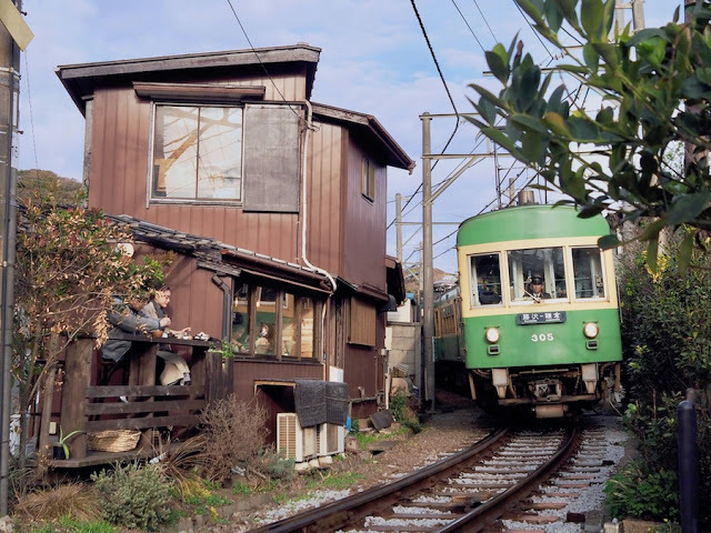 Есть много популярных мест для фотографирования на пути следования поезда.