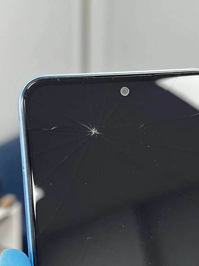 Разбитое стекло Redmi Note 12 крупным планом — трещины по всему экрану