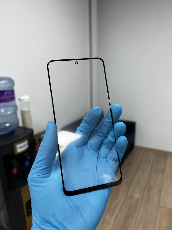Новое защитное стекло для Redmi Note 12 перед приклейкой к AMOLED-матрице
