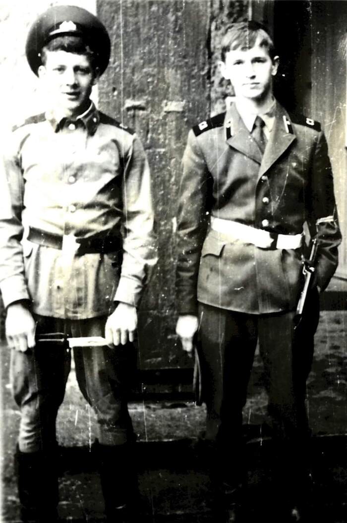 Ровнясь! Смирно! Товарищ командир, докладывает дежурный по роте. Лиц незаконно отсутствующих нет. Вольно. Командирам подразделений развести личный состав по местам отдыха.