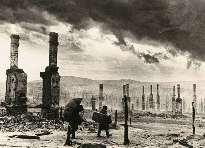 Мурманск после немецкой ковровой бомбардировки, 1942 год. На город было сброшено 350 тонн бомб за одни сутки