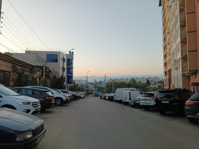 Голубая дымка вдали - словно горный хребет. Можно и помечтать