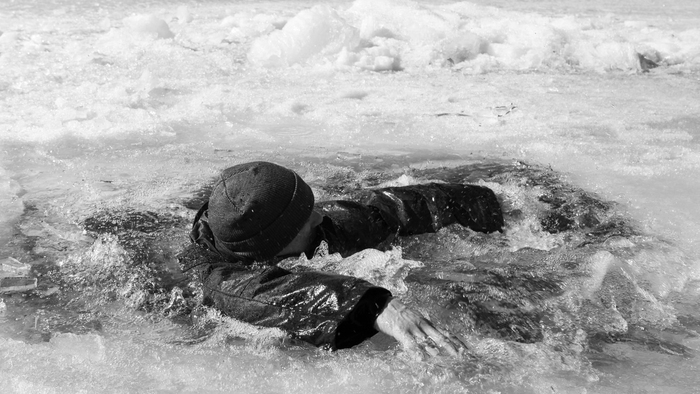Рис. 2. Я по горло проваливаюсь в воду.  Фото из открытых источников