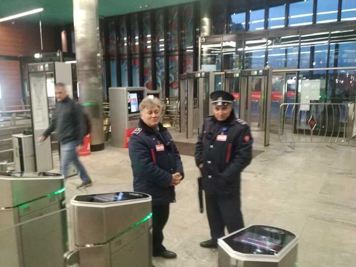 ЧОП станции метро Алма-Атинская.