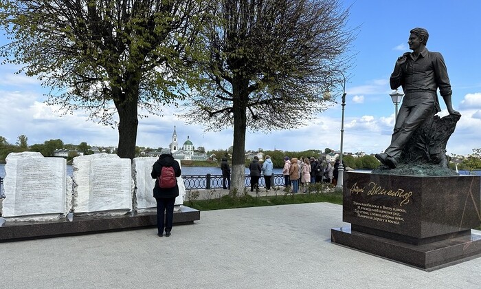 Памятник поэту Андрею Дементьеву на набережной Степана Разина. Автор: Мария Баларёва