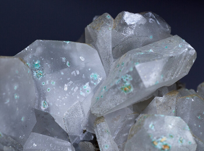 Кристаллы гипса на кристаллах кальцита.