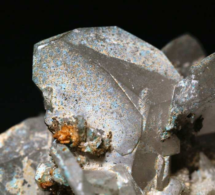 Коричневые мелкие зёрнышки-халькопирит. Вокруг него расположены плёнки голубого цвета серпьерита. Поле зрения 4 см.