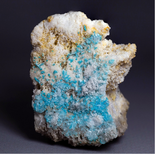 Бывшая баритовая почка, замещённая кварцем. На кварце выросли кристаллы кальцита-скаленоэдры и ромбоэдры. По поверхности кристаллов кальцита расположены голубовато-синие плёнки и отдельные пучки серпиерита. В ассоциации находится гипс.