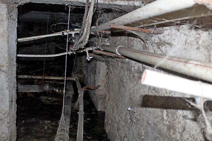 Внизу 15-20см фекальных масс. И ты идешь как айсберг в океане. А вверху люди с офигенным ремонтом квартиры на геликах ездят)))