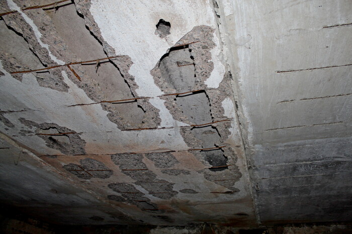 Кто то не знает. Но под ним пол рушится. Лучше на первом этаже не прыгать) Хоть и соседей снизу нету))